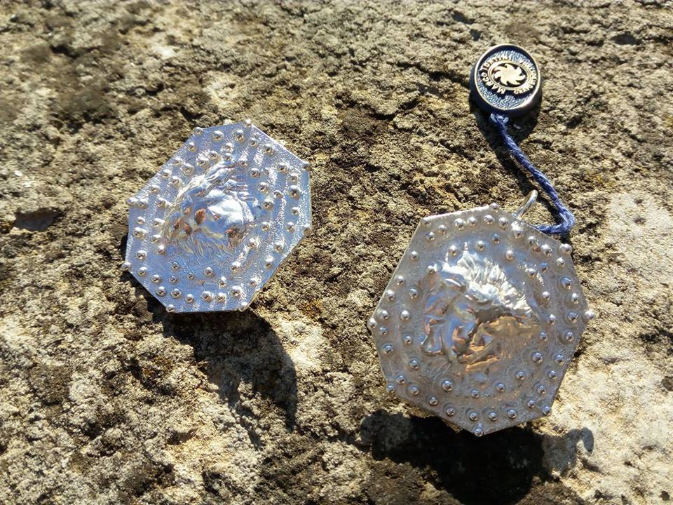 Orecchini a scudo, fatti a sbalzo e cesello