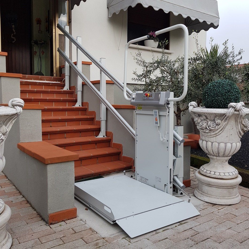 Montaggio di montascale per portoni