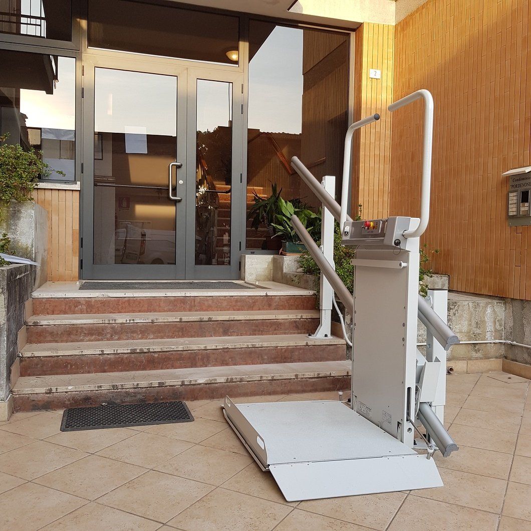Installazione di montascale per portoni