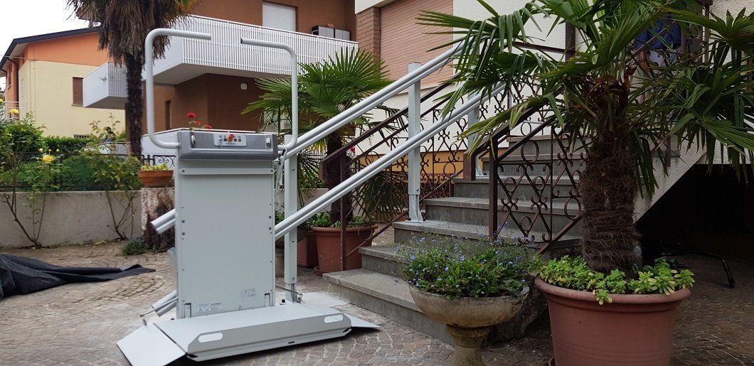 Montaggio di montascale per esterni