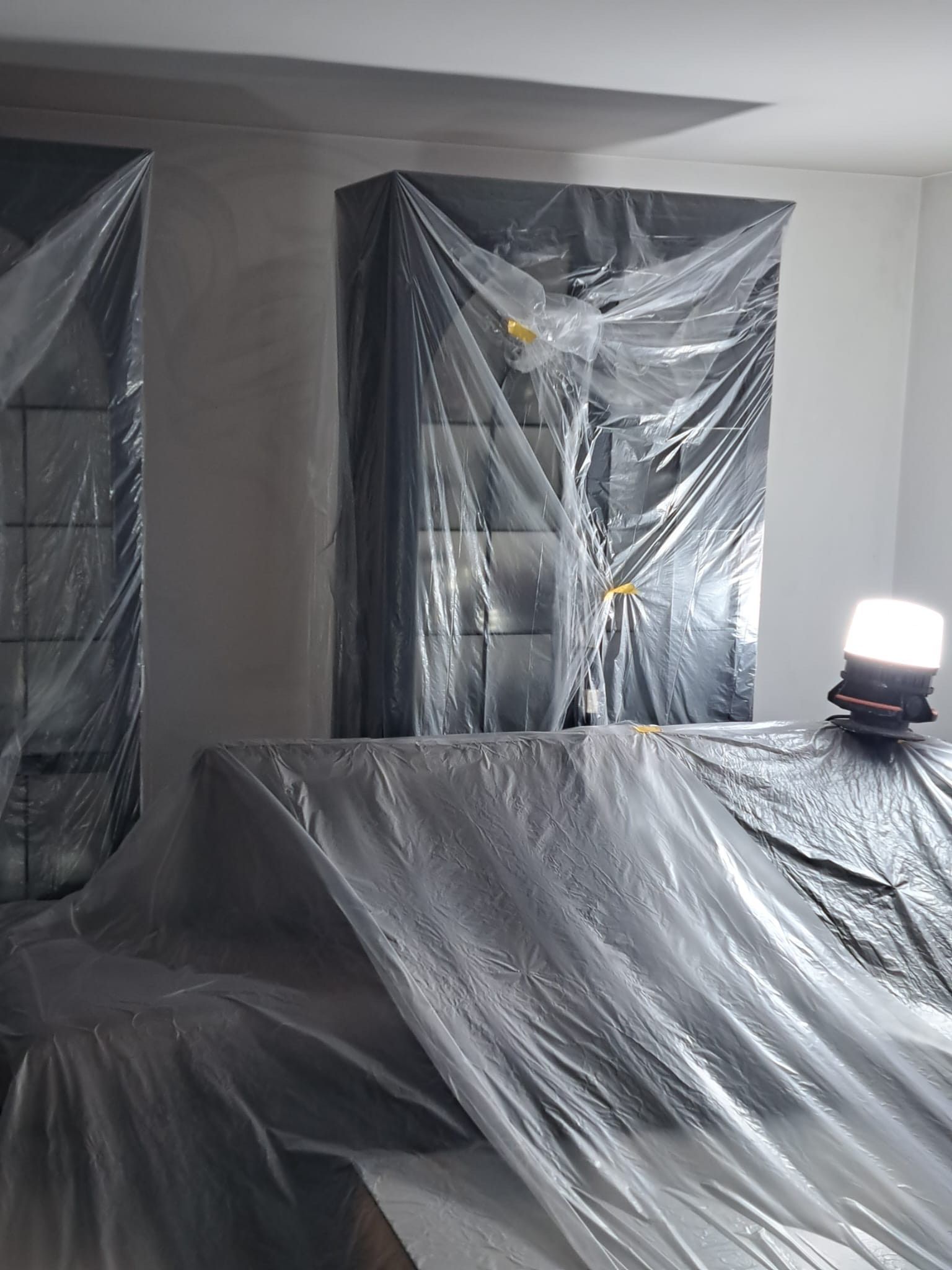 Een kamer met veel plastic eroverheen.