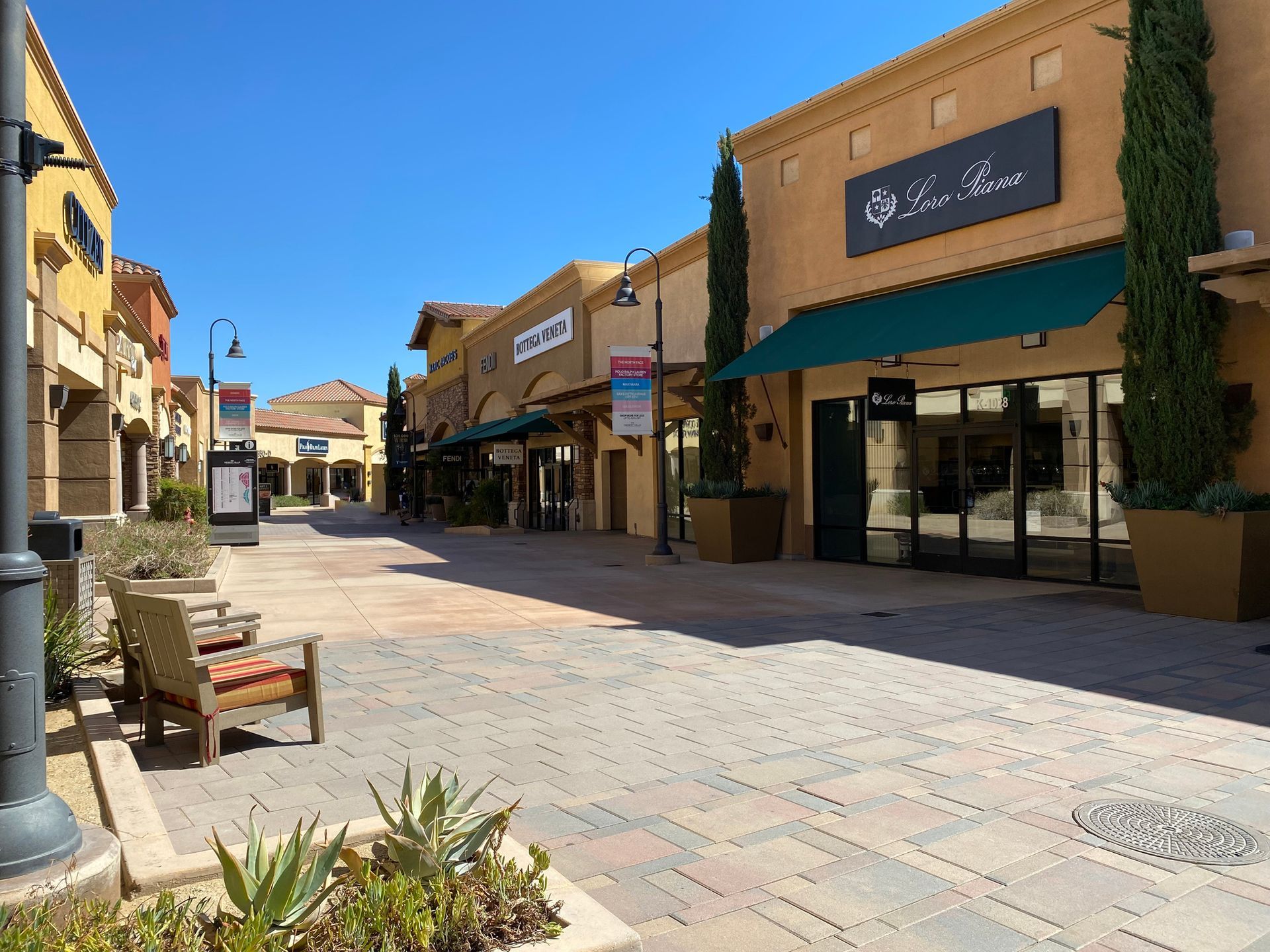 Shopping center, CA - United Nationwide Security Services