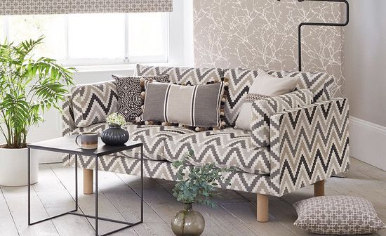 divano e cuscini foderati con tessuti moderni