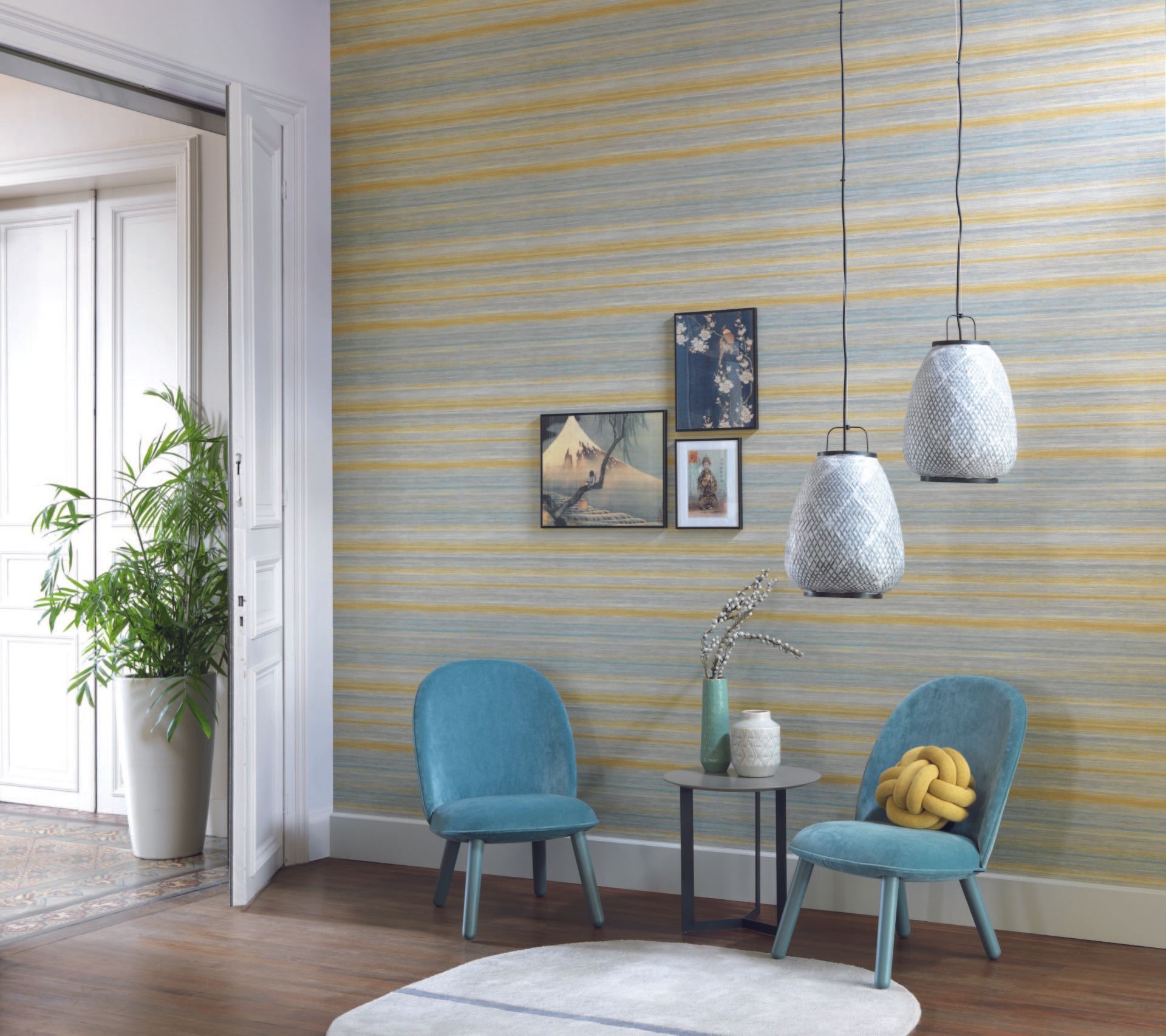 carta da parati e sedie foderate in tinta