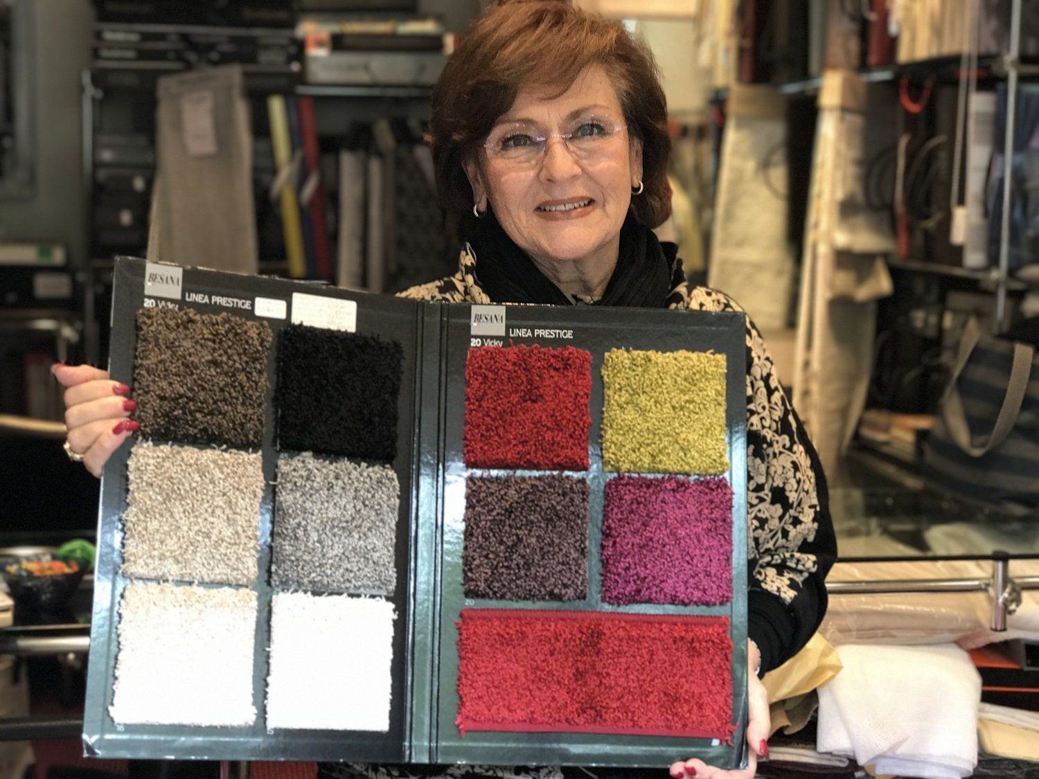 presentazione di un campionario di tessuti e colori di tappeti