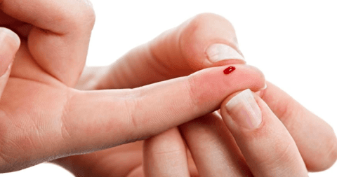 goccia di sangue su un dito dopo un esame diagnostico