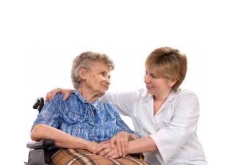 operatrice sanitaria e donna anziana