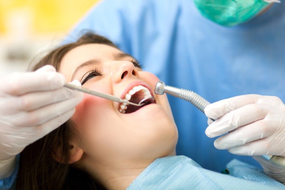 Controllo dentistico su paziente