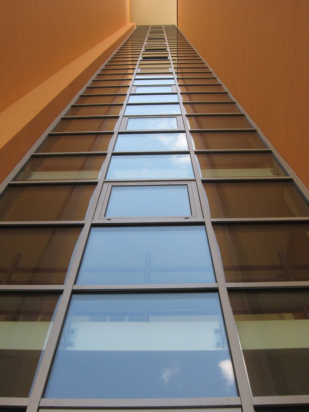 vista dal basso di un edificio a vetrate