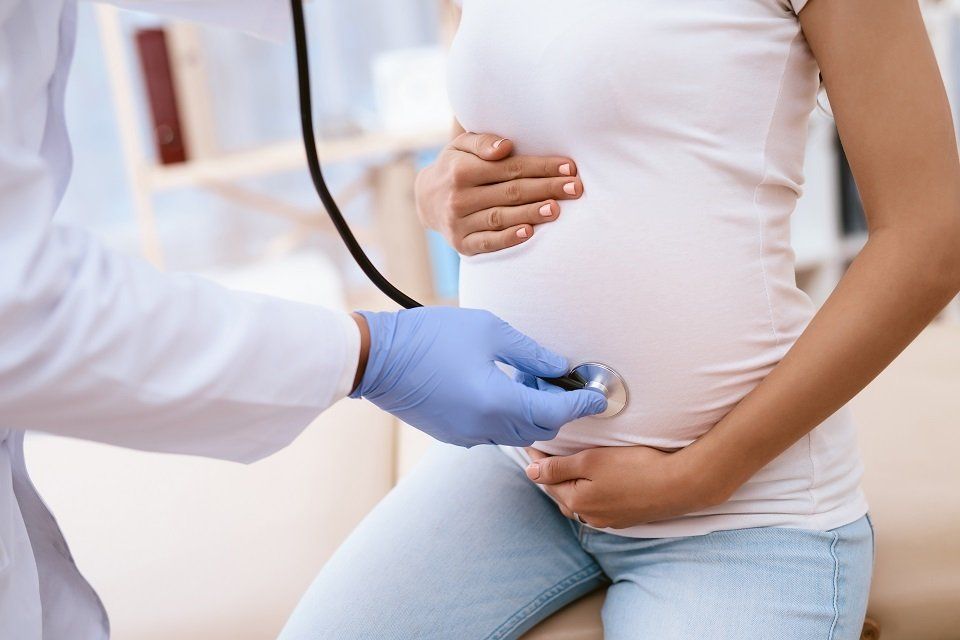 visita con stetoscopio su donna incinta