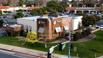 An aerial view of a taco bell restaurant in a shopping center.