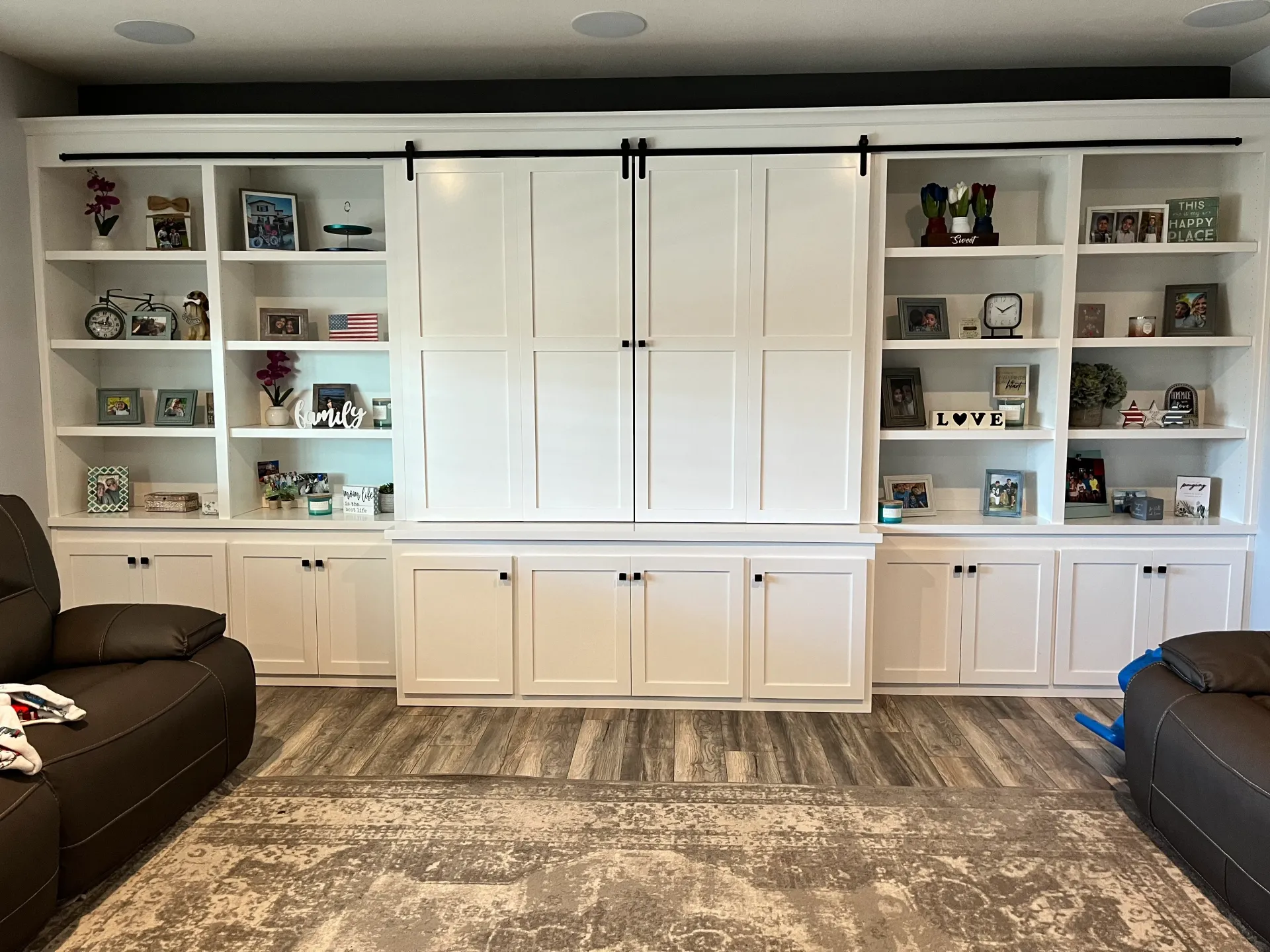 A living room filled with furniture and lots of shelves.