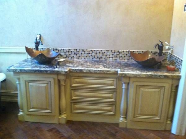 A bathroom with two sinks and a toilet.