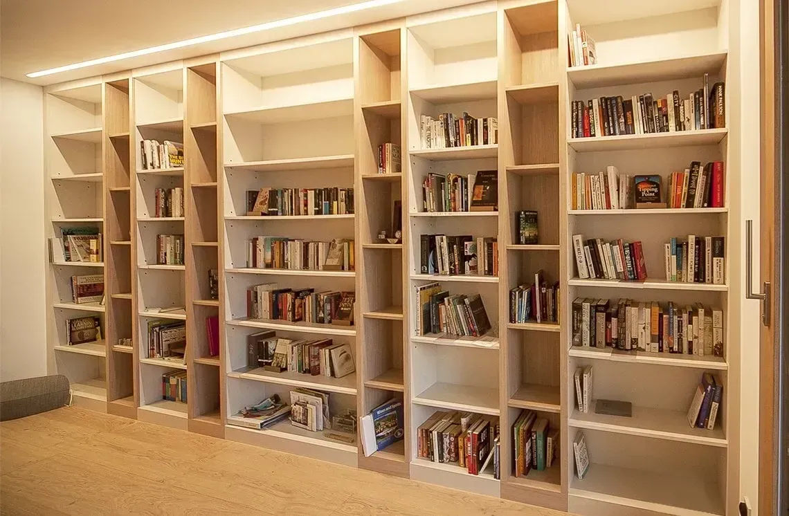A library filled with lots of books on shelves.
