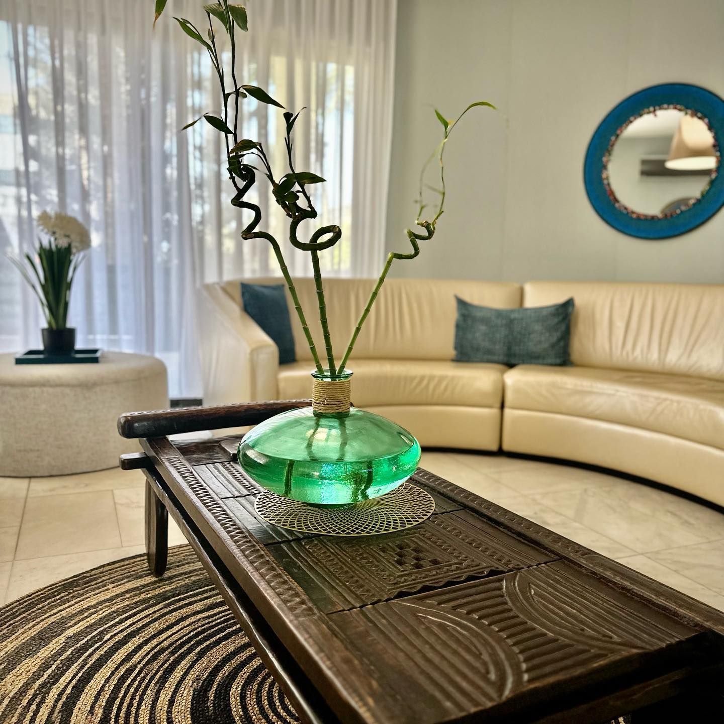 Un salon avec un canapé et une table basse