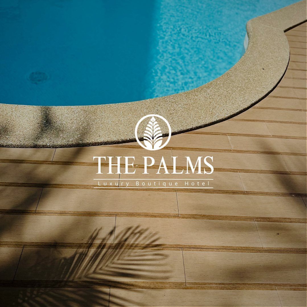 Une piscine avec le logo des palmiers sur le côté