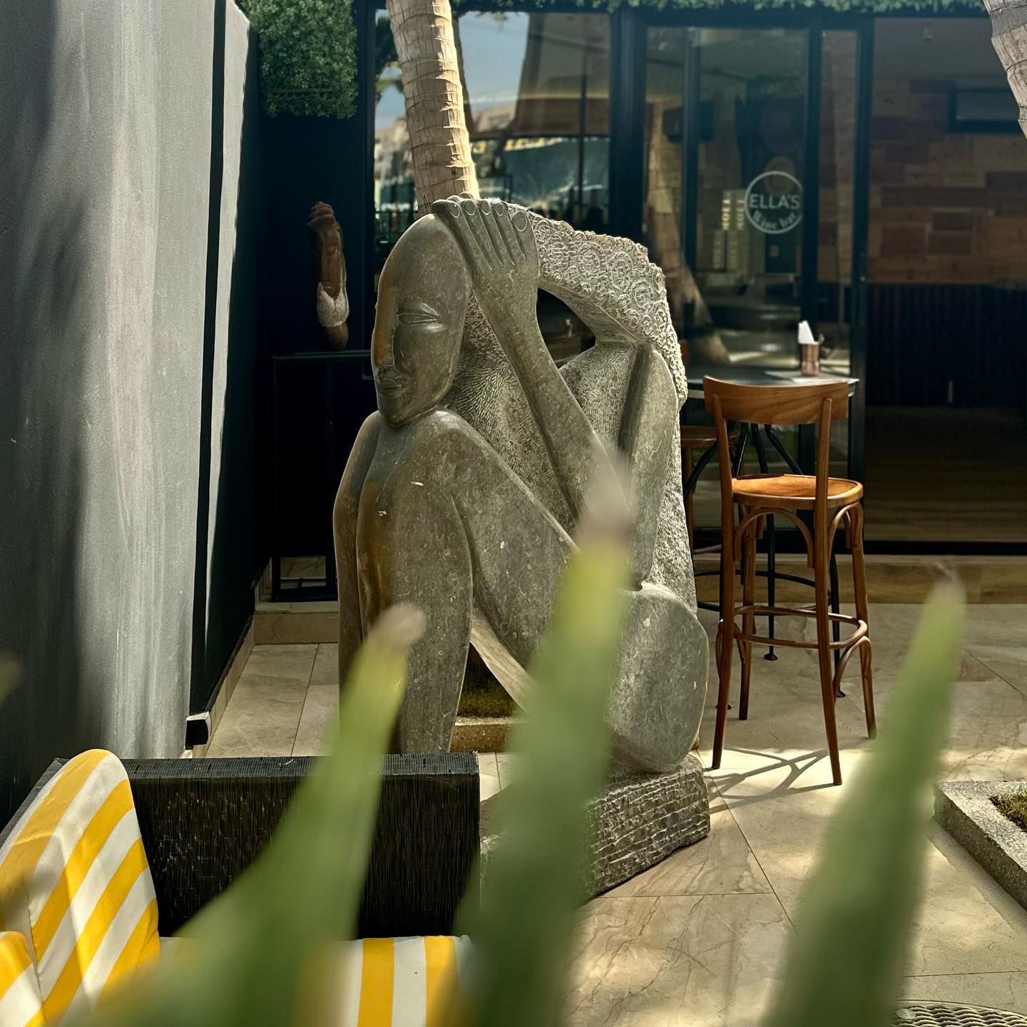 Une statue d'un homme jouant de la guitare devant un bâtiment