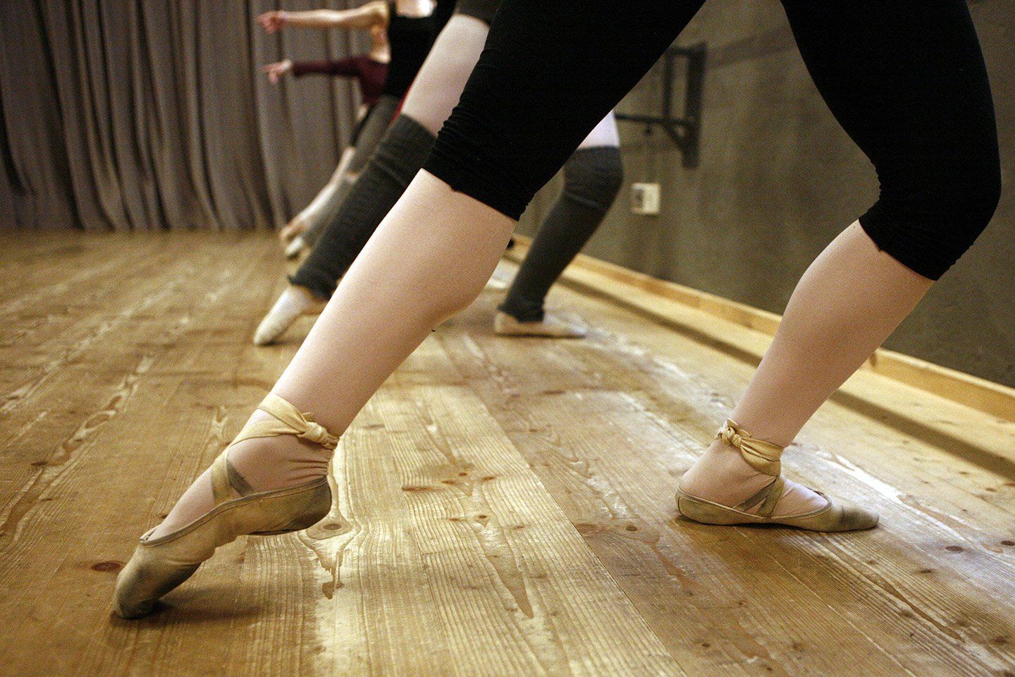 ballerina esegue esercizio di danza classica