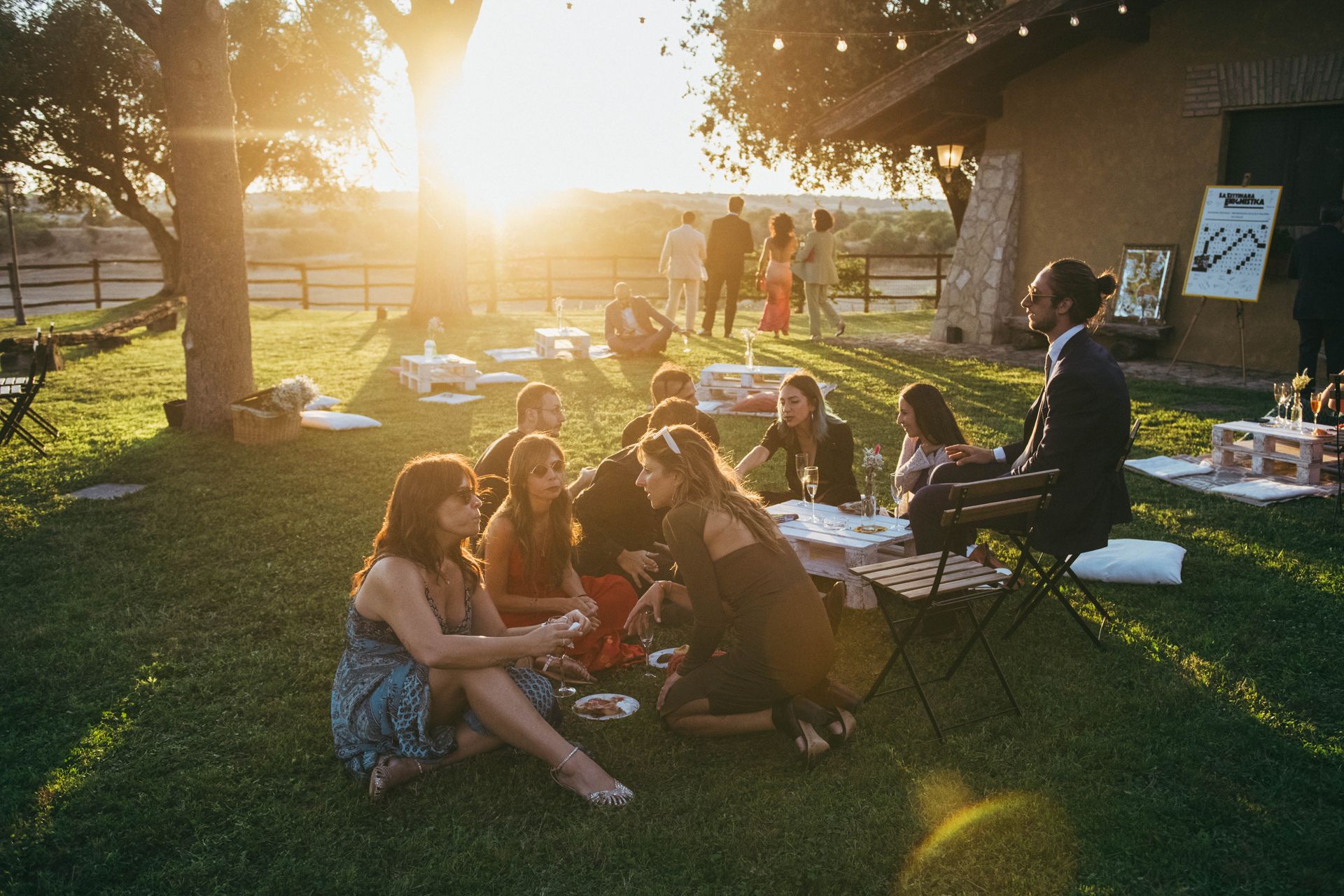 Al tramonto la gente si radunava sull'erba, alcuni seduti a tavolini.