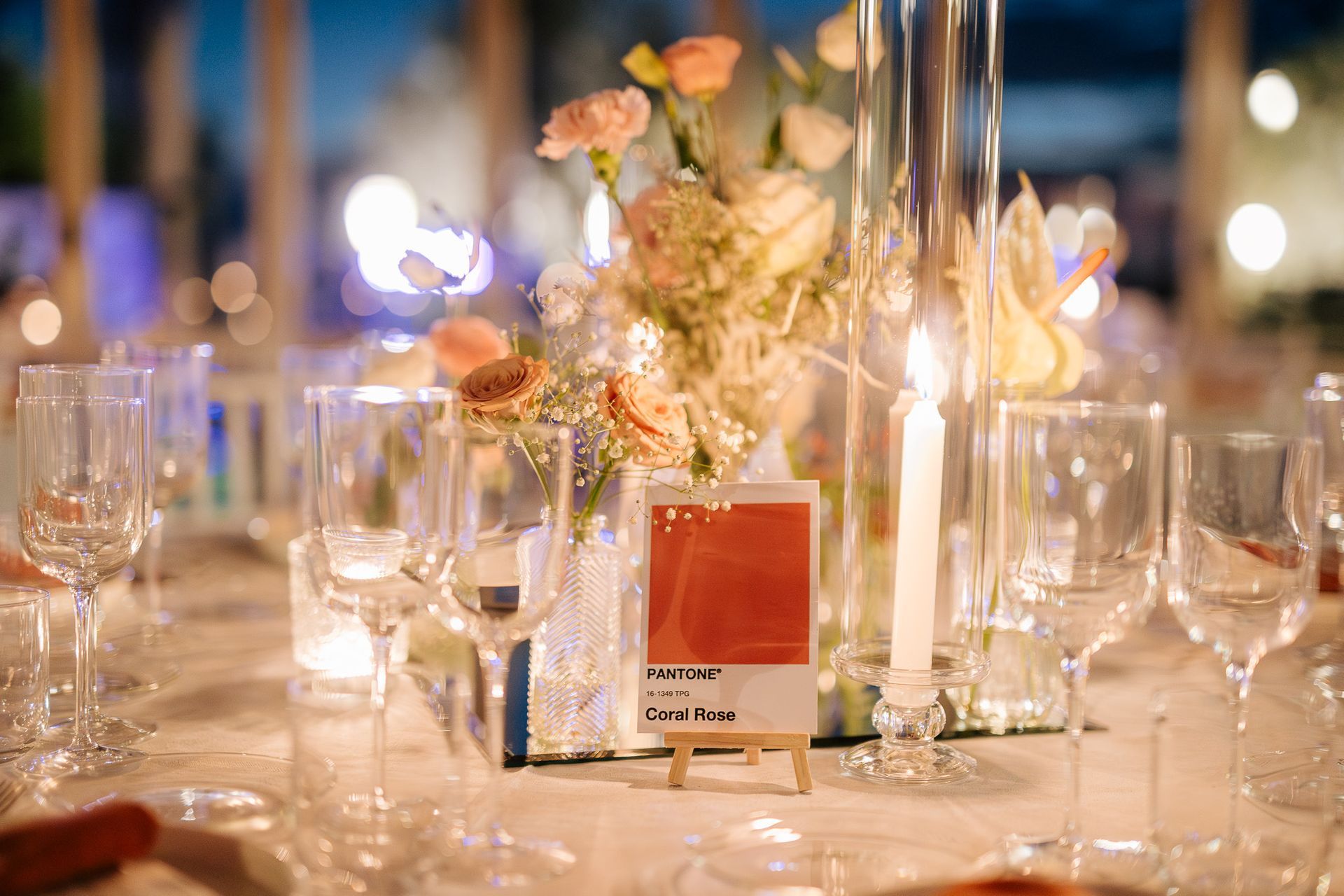 Elegante apparecchiatura della tavola con composizione floreale e cartella colori Pantone.