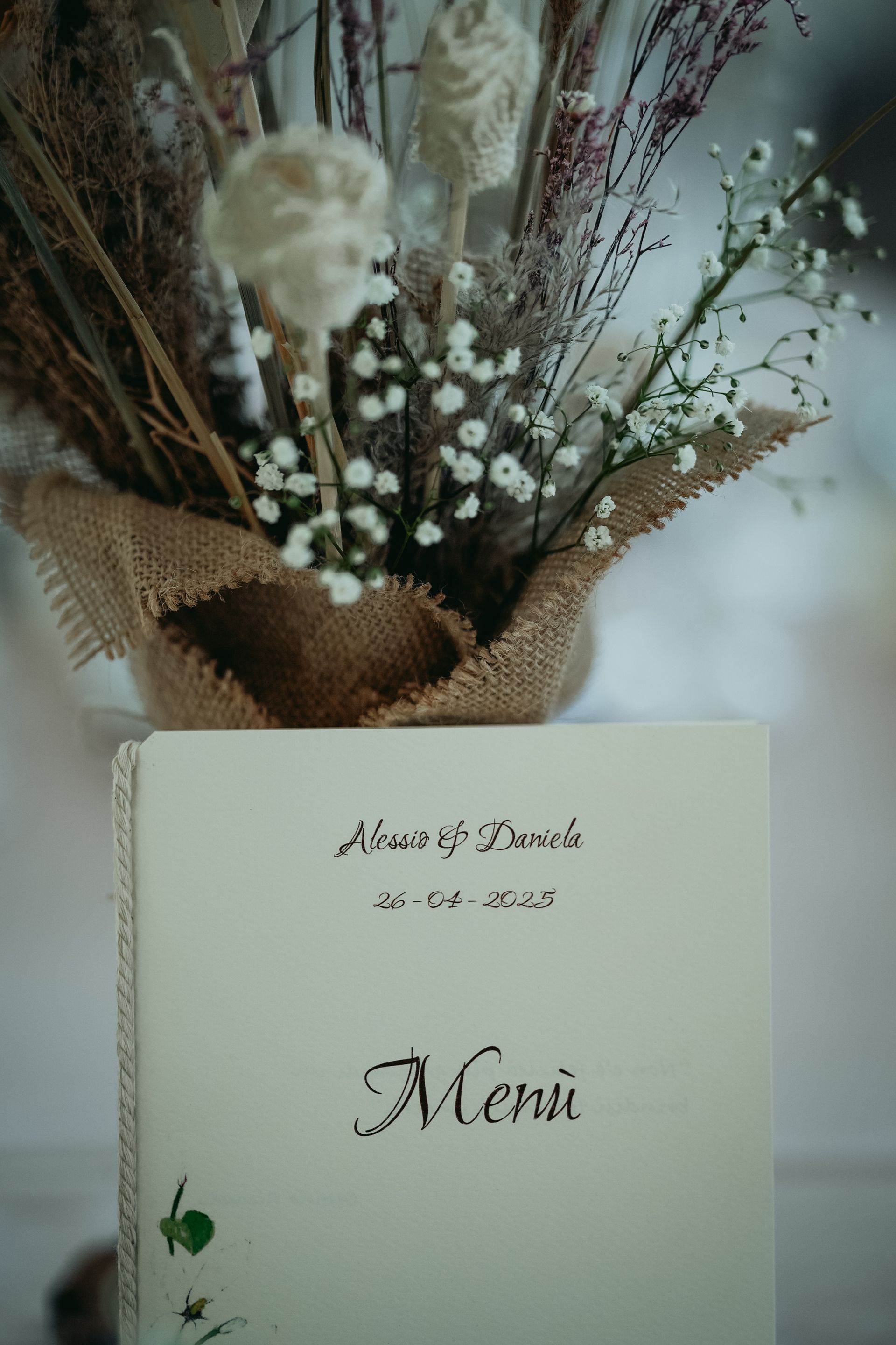 Libro dei menù con composizioni floreali, possibilmente per un matrimonio.