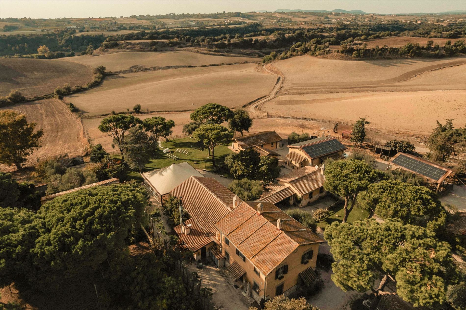 veduta aerea del casale per eventi e matrimoni