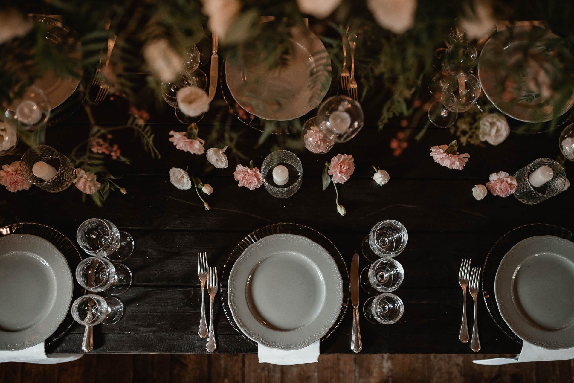 allestimento posti a tavola della location per matrimoni