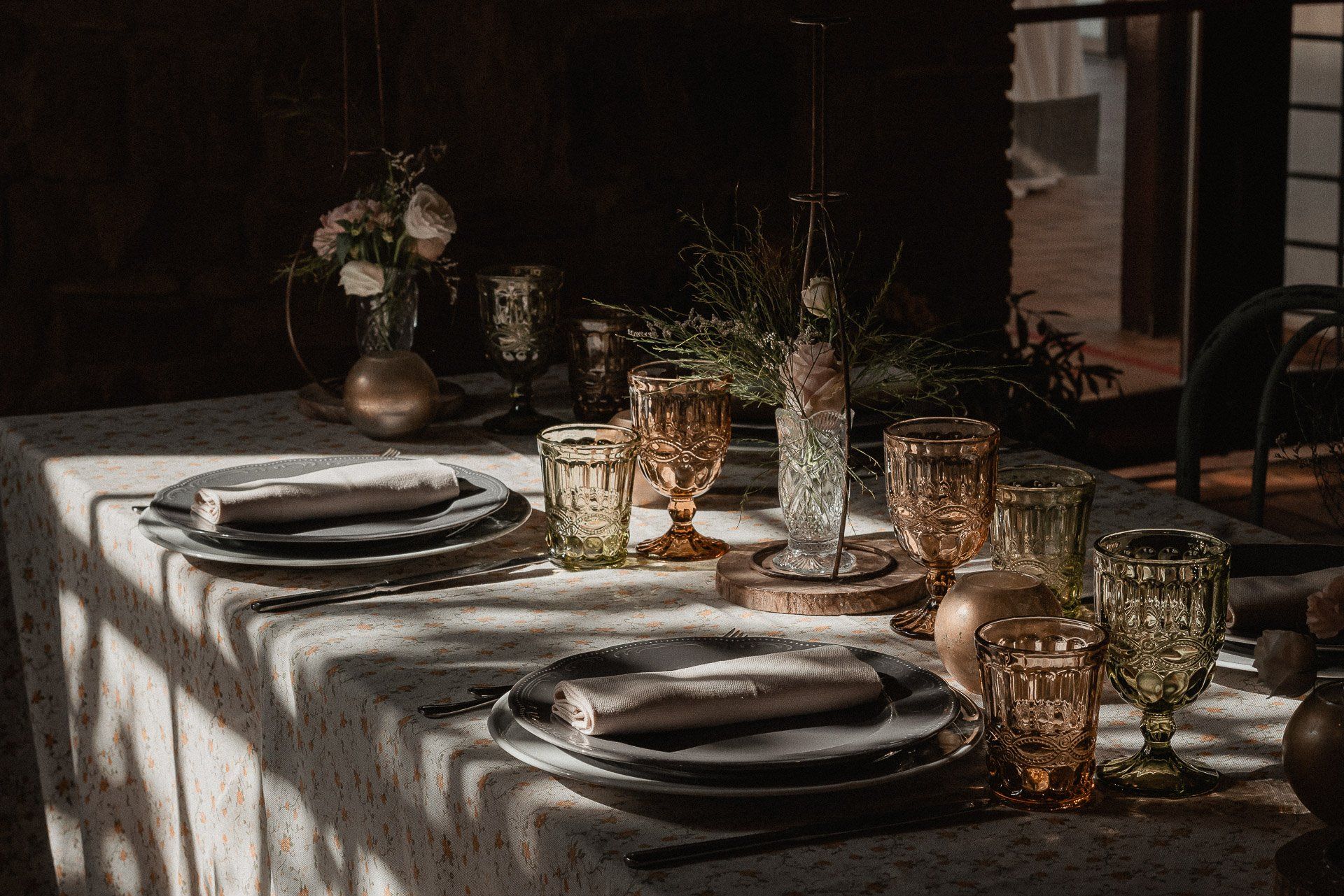 tavola allestita in stile coloniale nella location per matrimoni