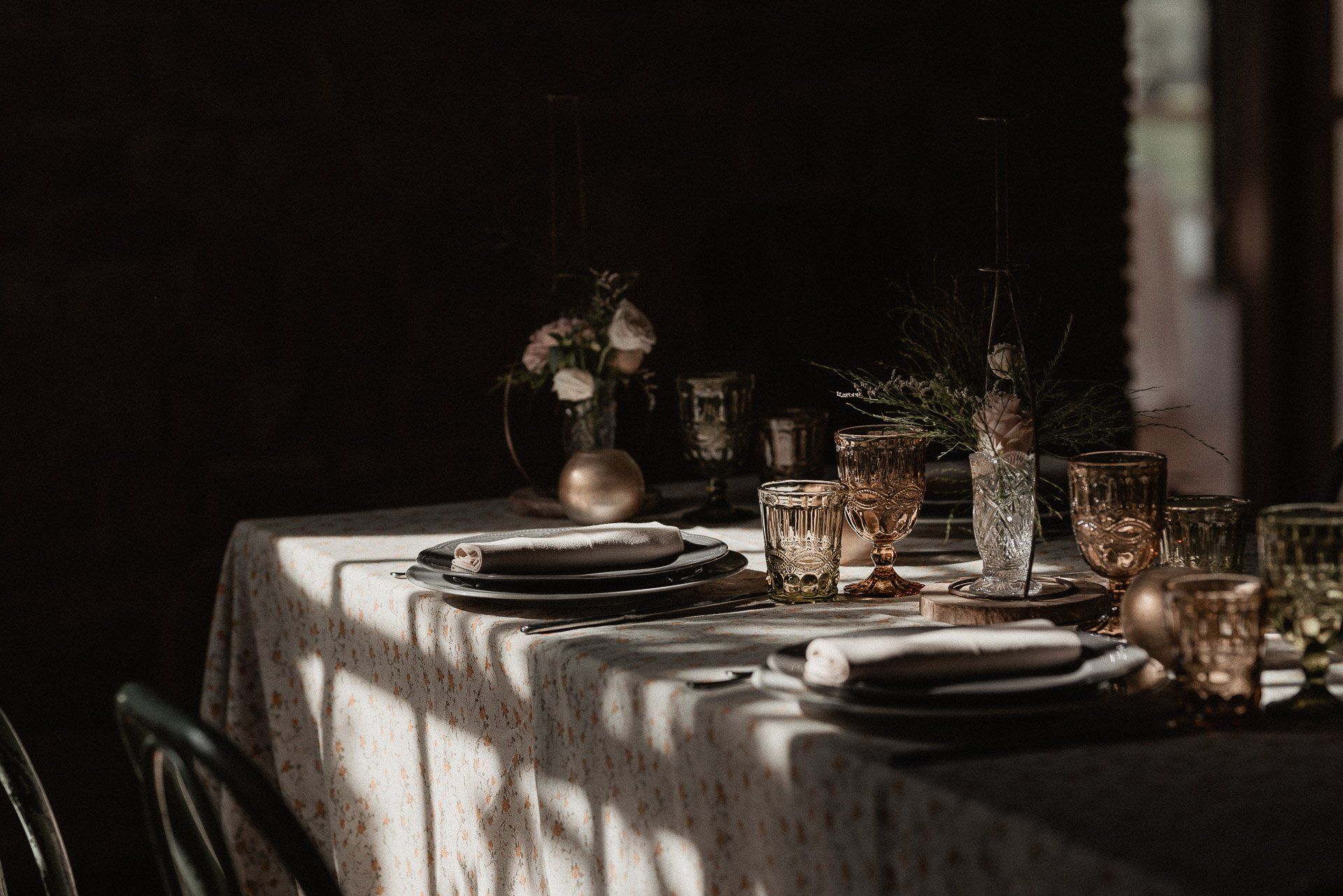 allestimento coloniale nella location per matrimoni