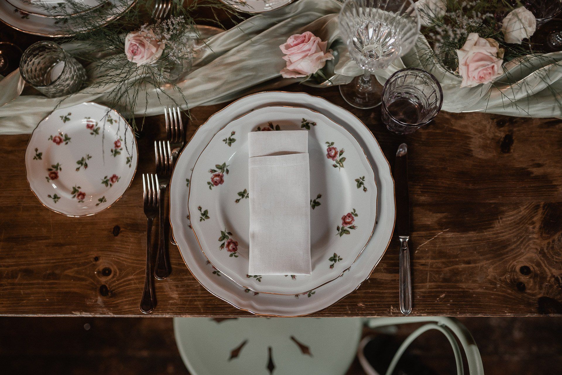 posto a sedere con allestimento eco chic nella location per matrimoni