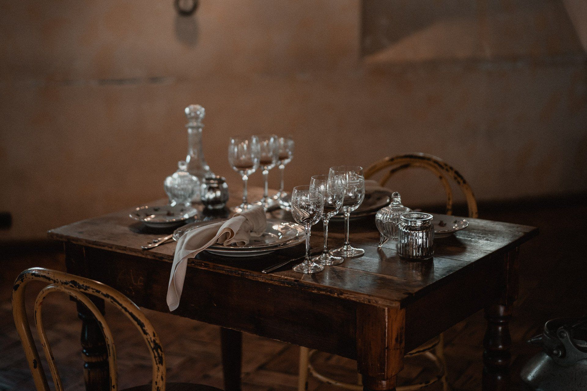 allestimento tavola ottocentesco minimal nella location per matrimoni