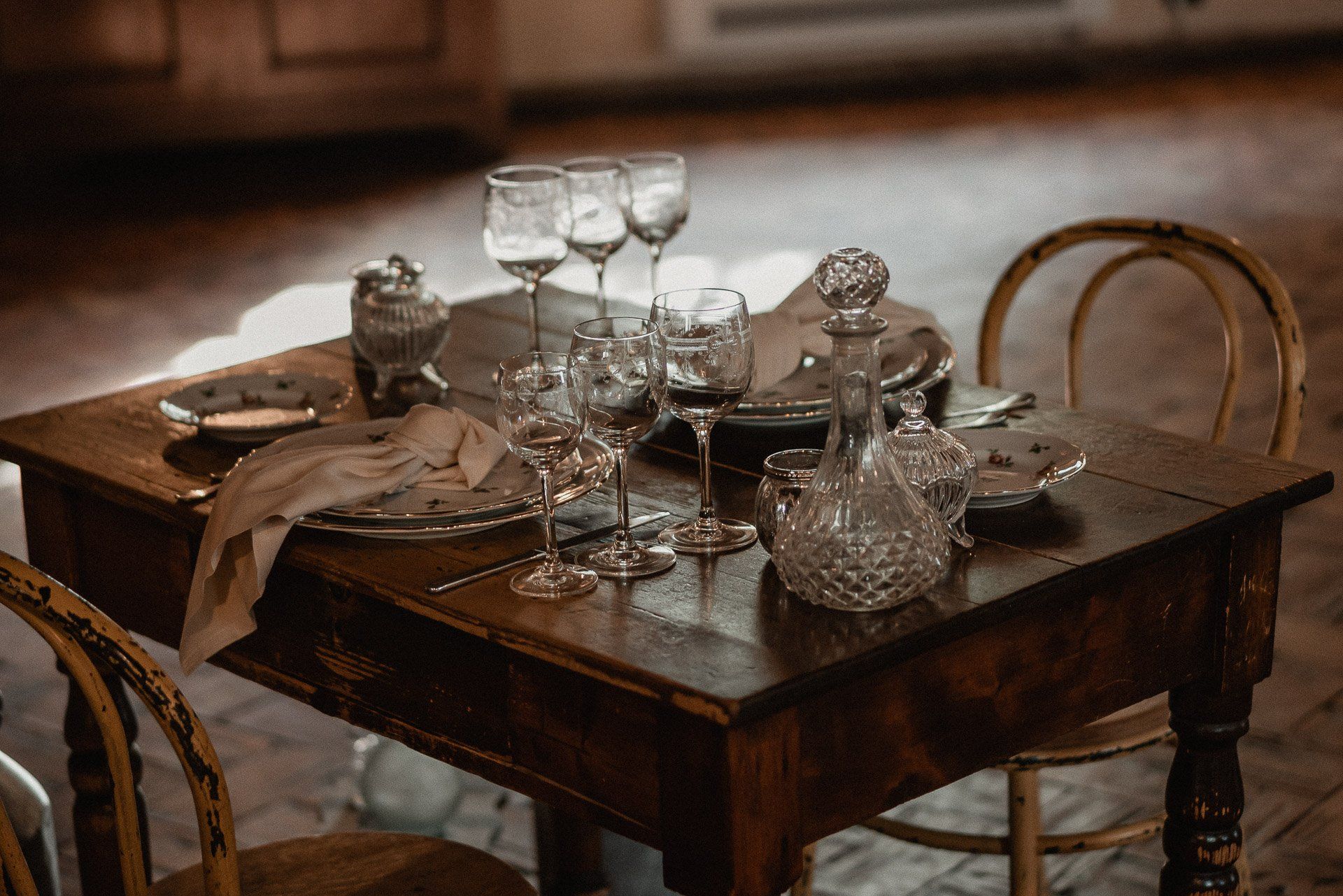 tavola con allestimento ottocentesco nella location per matrimoni