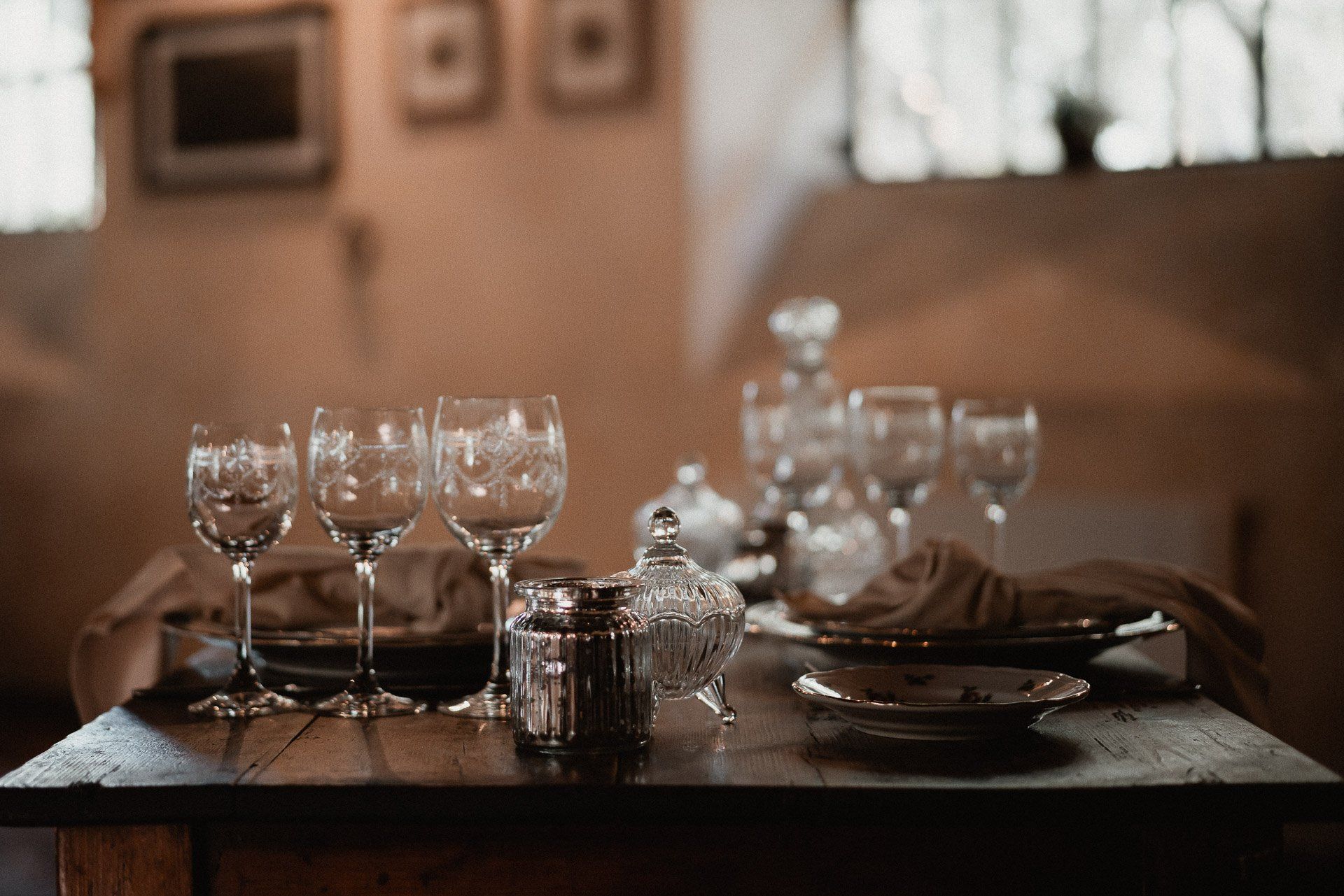 tavola imbandita con allestimento ottocentesco minimal nella location per matrimoni
