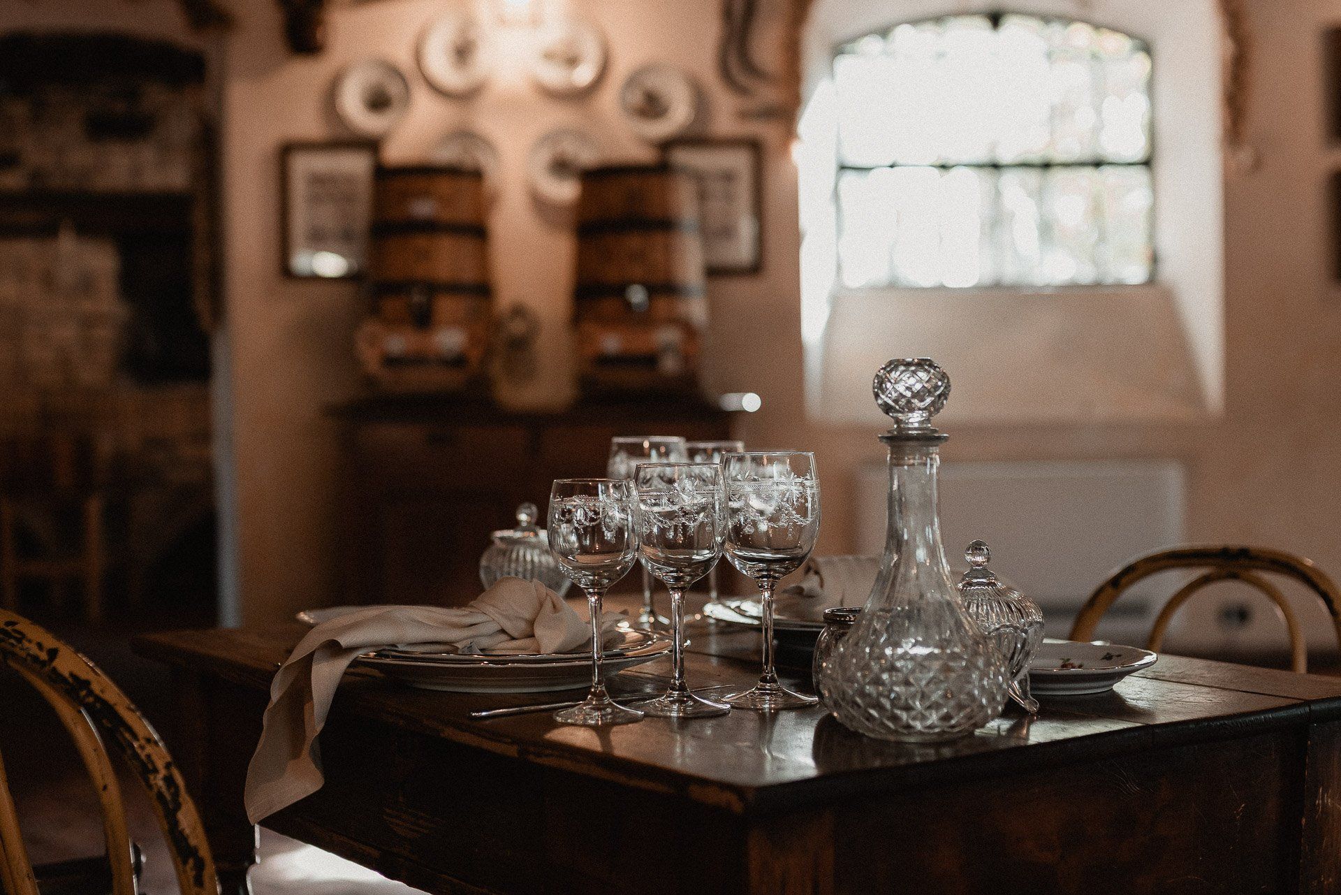 tavola in stile ottocentesco nella location per matrimoni