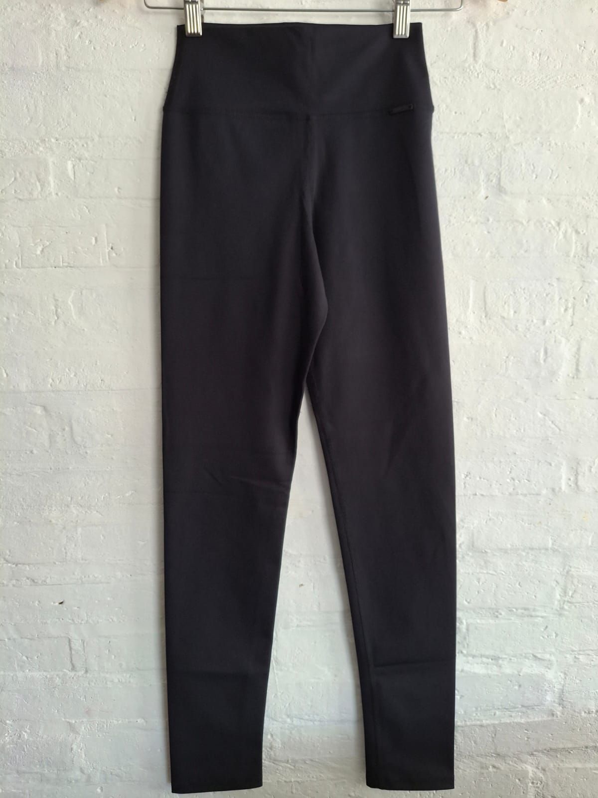 Leggings de color azul oscuro con cintura alta y corte plano.