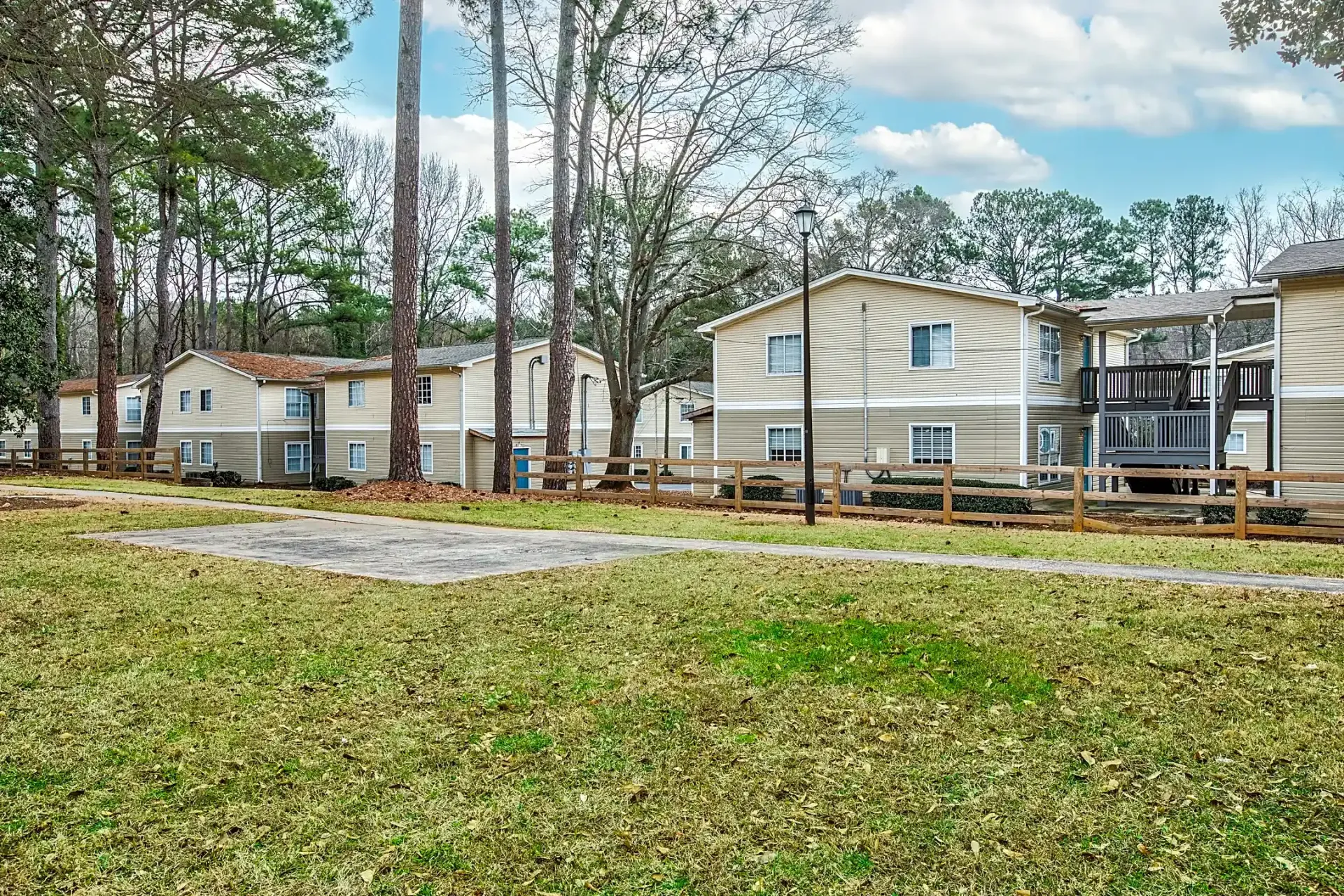 A row of mobile homes are sitting next to each other in a grassy area.
