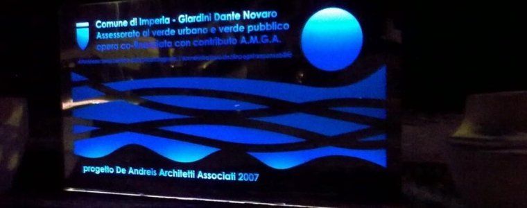 Cartellone pubblicitario luminoso