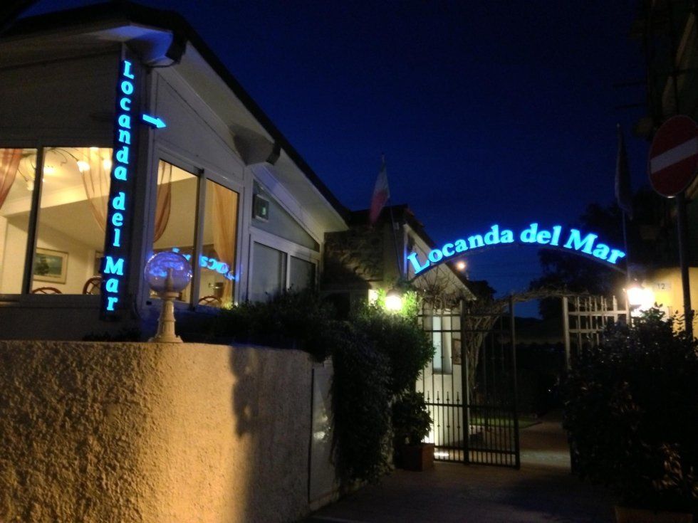 Scritte e insegne di ogni dimensione