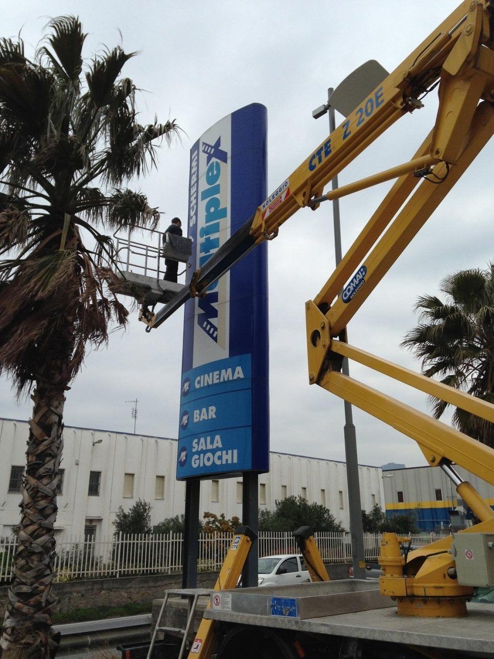 Segnaletica pubblicitaria verticale