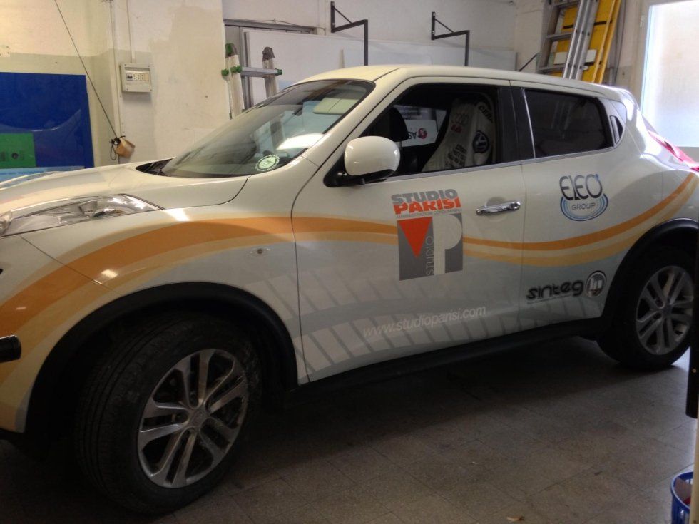 Logo aziendale su auto