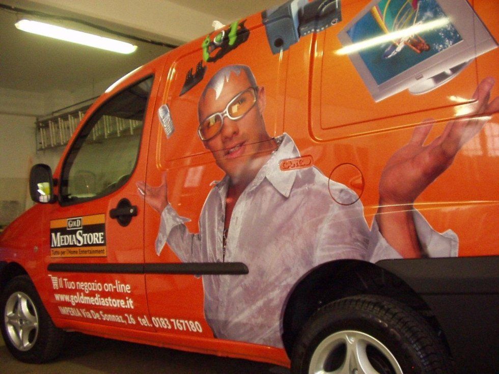 Scritte pubblicitarie su automezzi