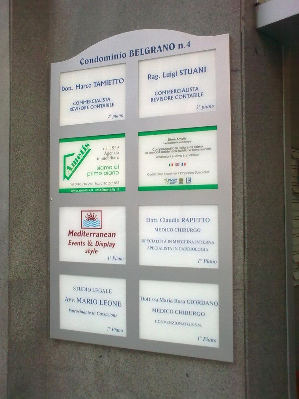 Insegna luminosa per negozi