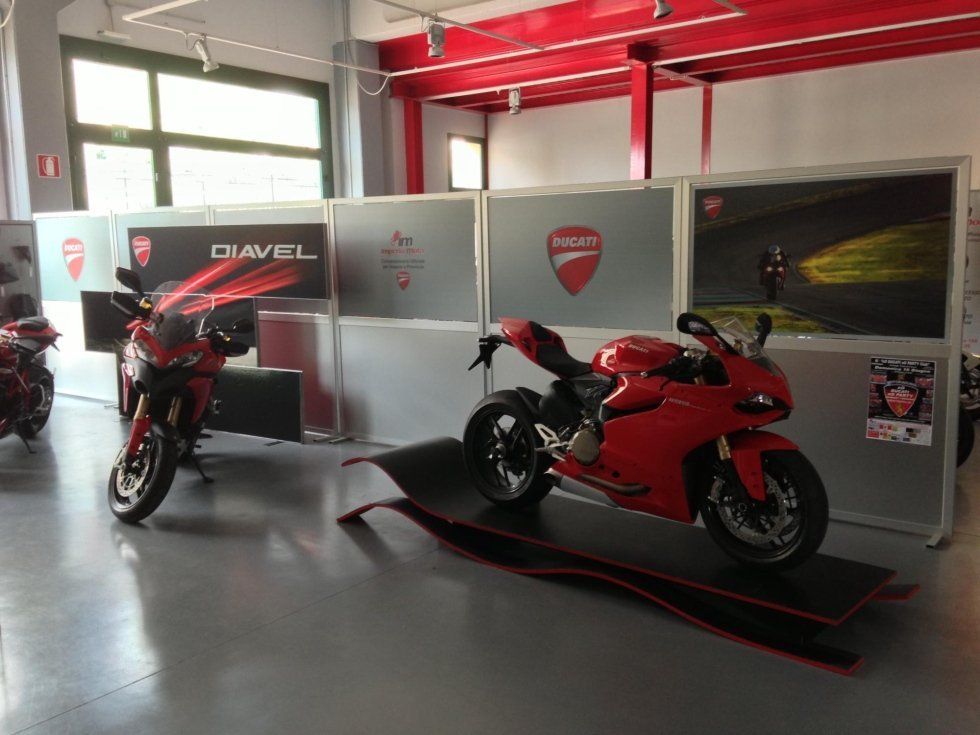 Decorazioni adesive per moto e automezzi