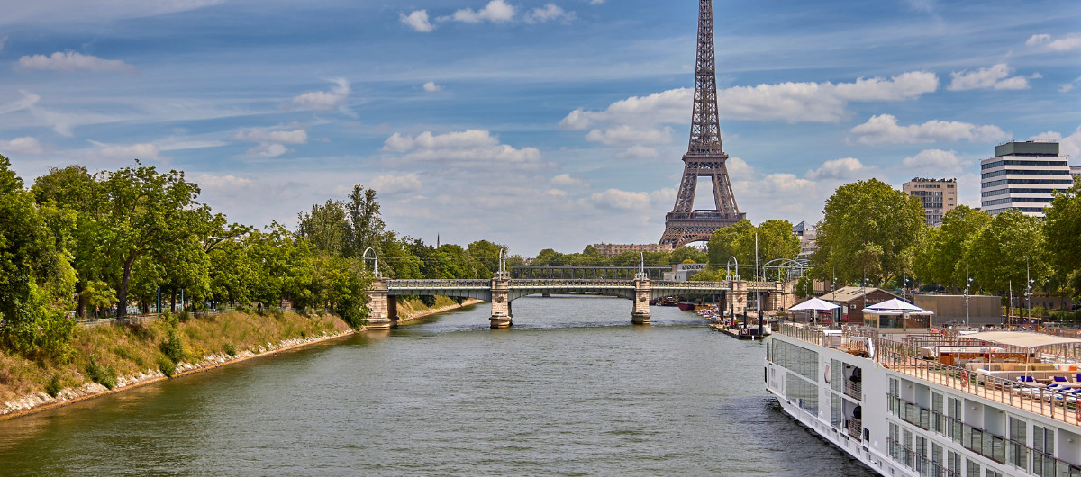 eiffel tower river boat