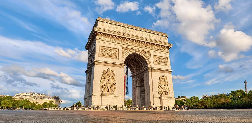 the triumphal arch in paris is empty on a sunny day .