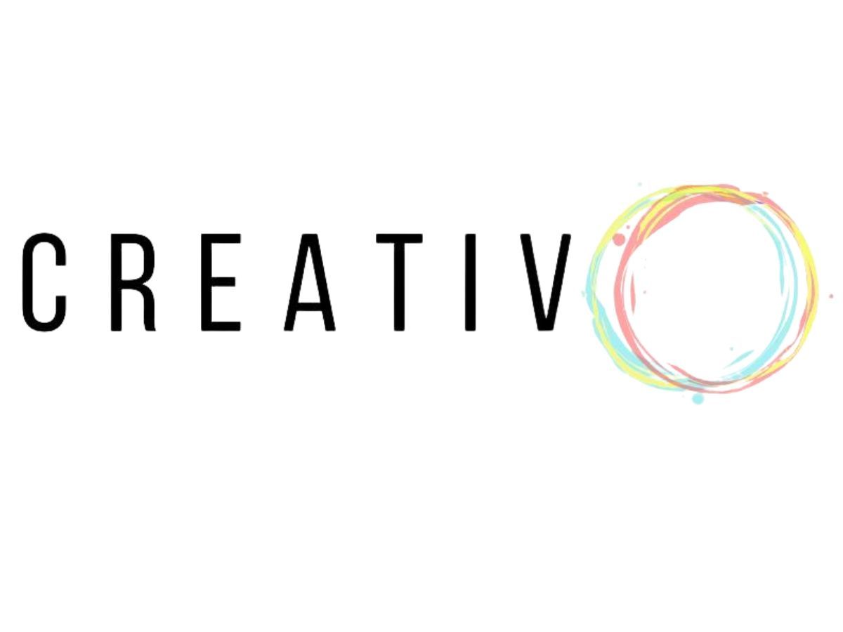 The word creativo is on a white background with a colorful circle around it.