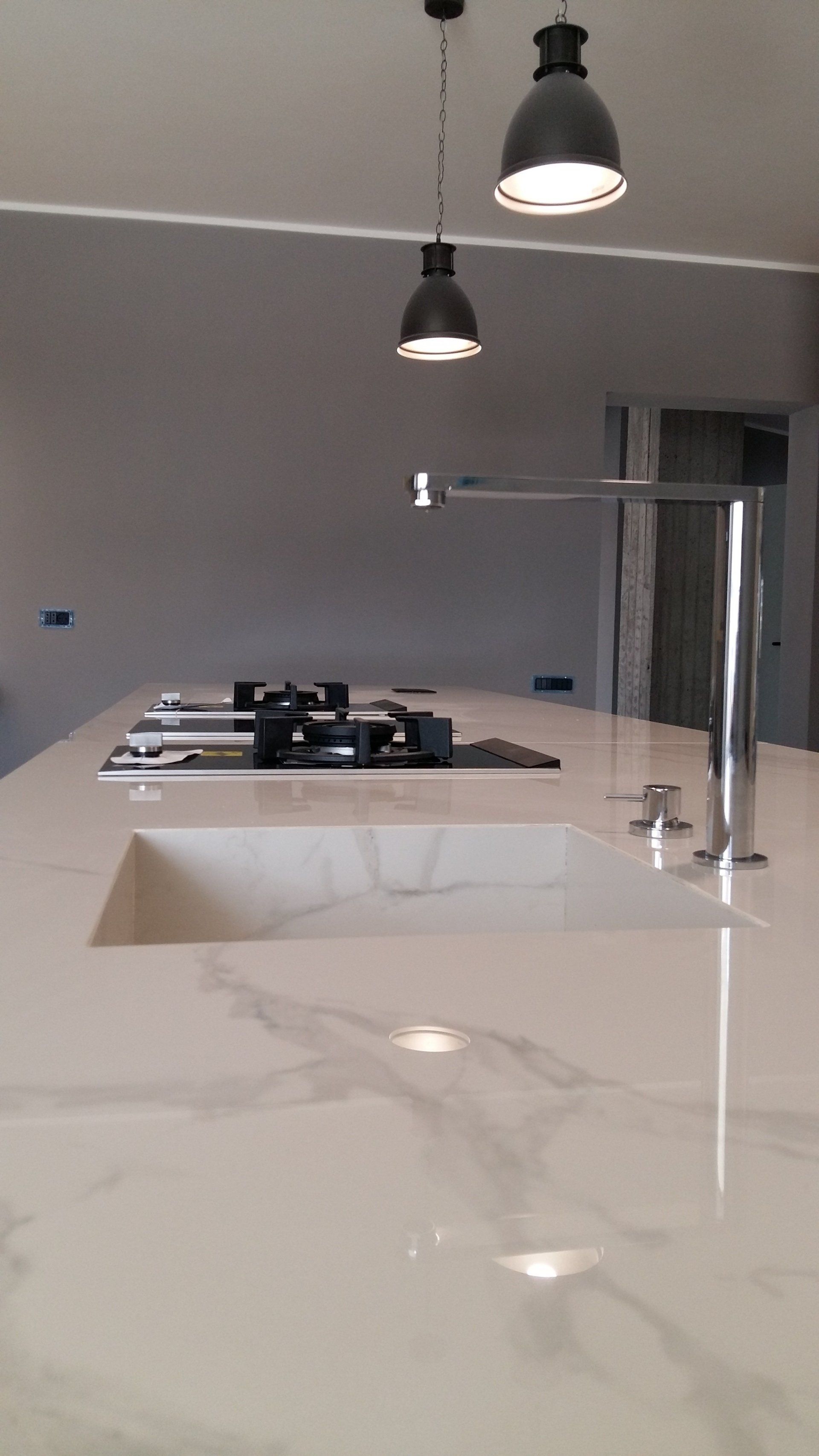 Una cucina con lavello e piano cottura e forno.