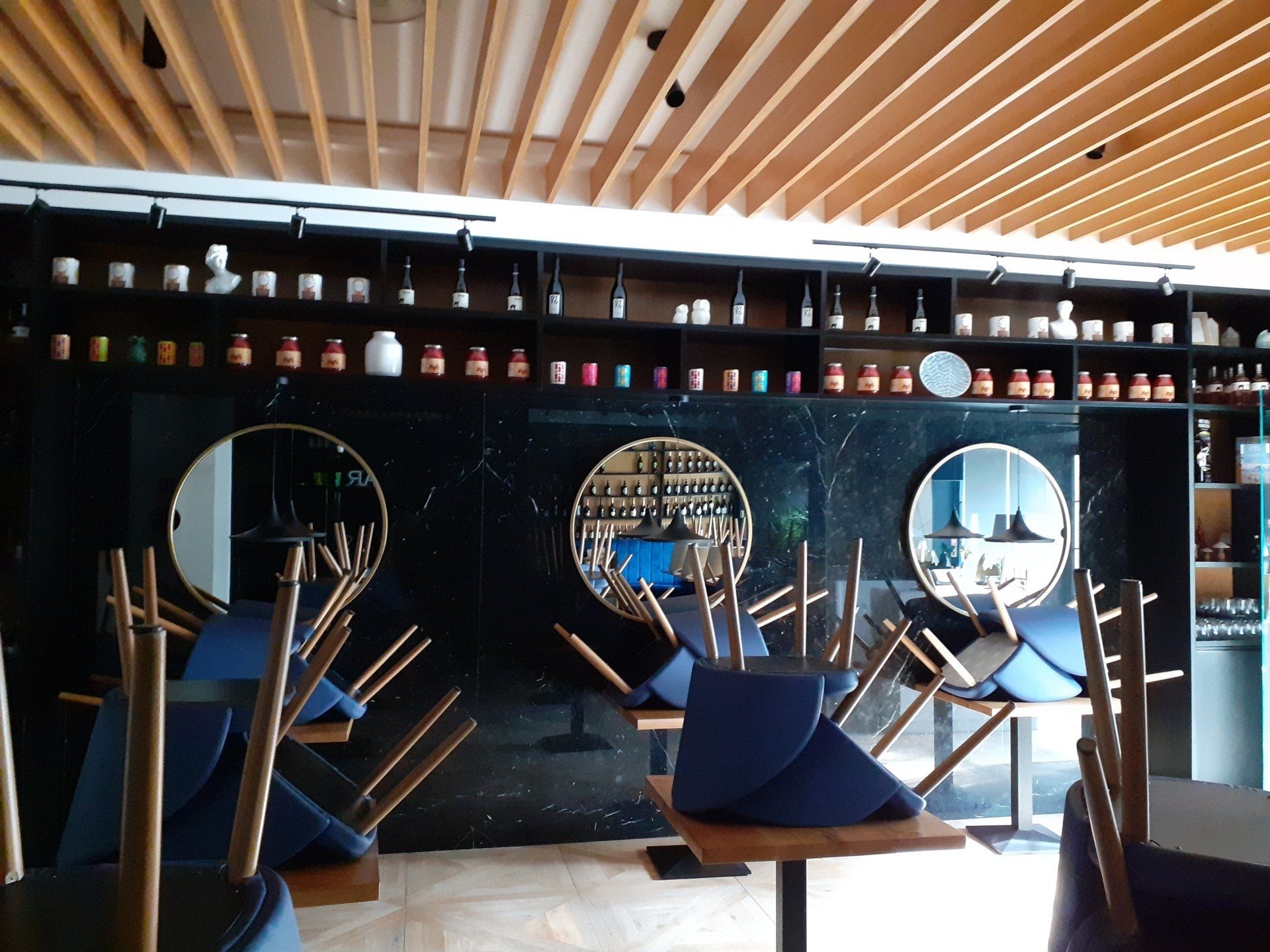 Un ristorante con tavoli e sedie impilati uno sopra l'altro