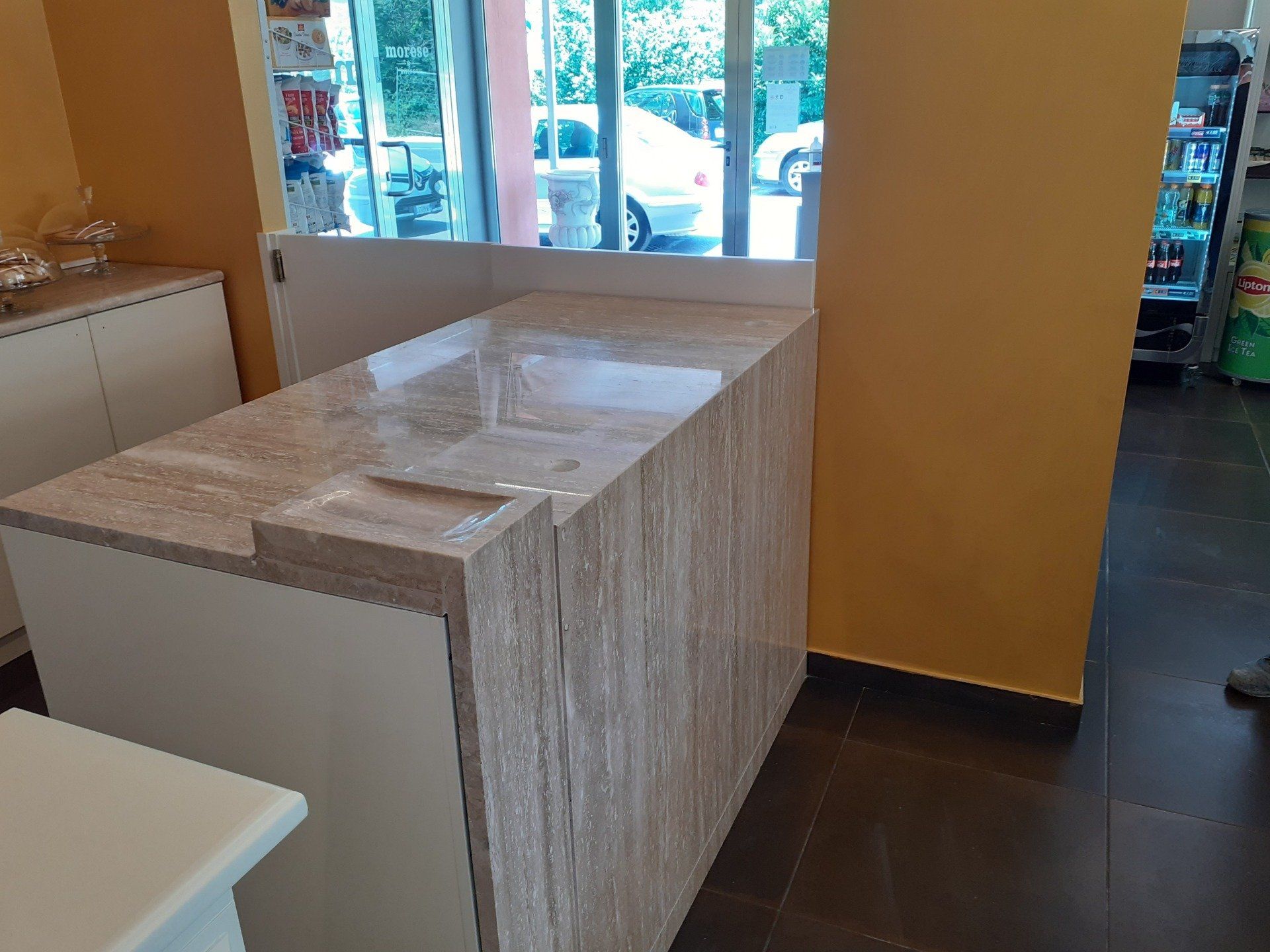 Una cucina con un grande piano di lavoro e una finestra.