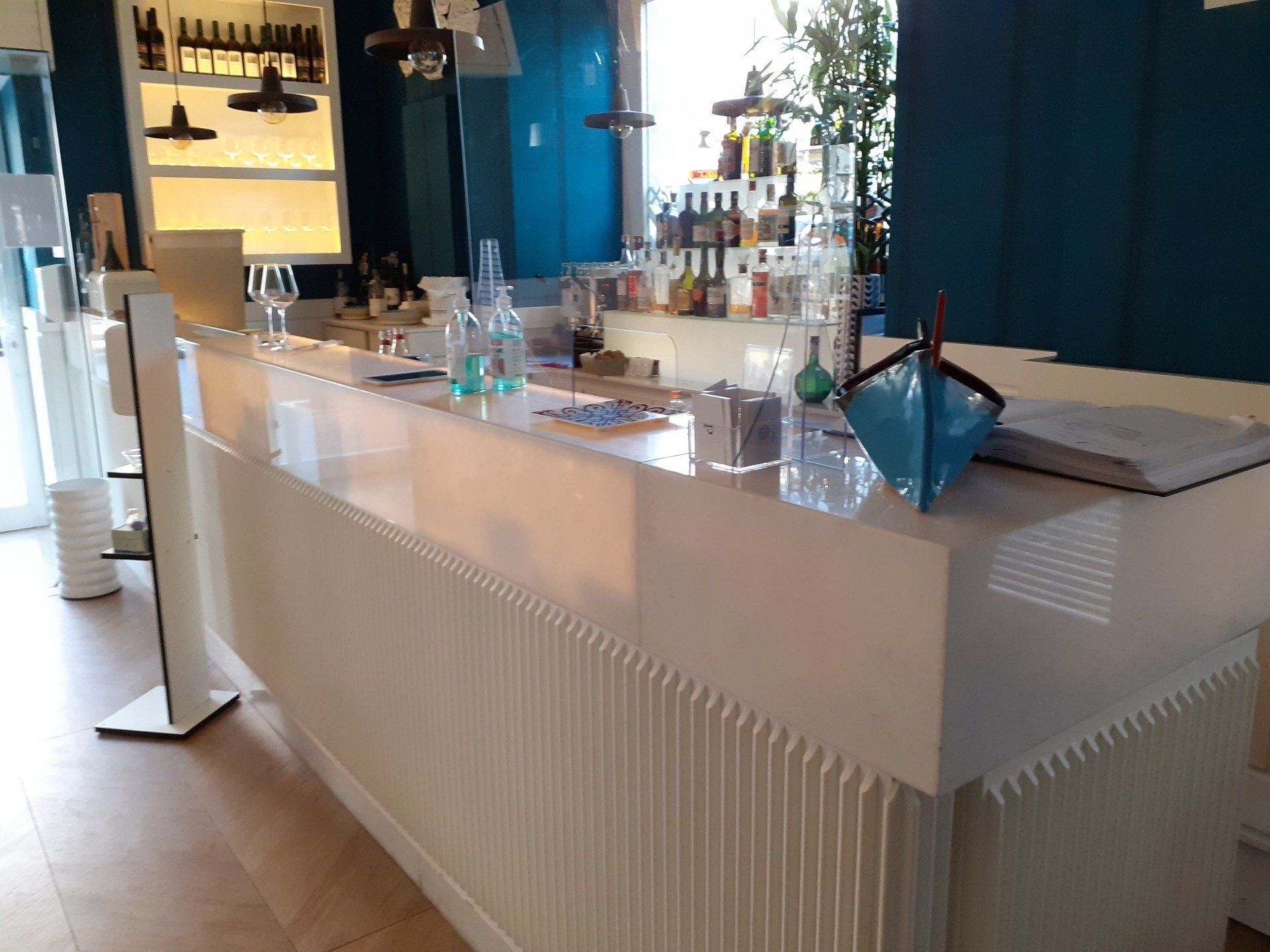 Un bar con un sacco di bottiglie e bicchieri sopra